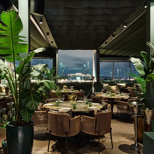 Η αγάπη χτυπάει κόκκινο στην πράσινη όαση του "Radisson Blu Park Hotel" και του "10 Urban Roof Restaurant"!