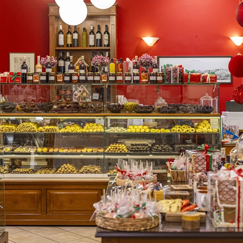 Desire: Η ζαχαροπλαστική της παλιάς αριστοκρατικής Αθήνας ξαναζεί!