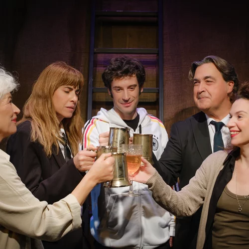 "Νάχτλαντ": Πρώτες φωτογραφίες από την καυστική σάτιρα του συγγραφέα του "Άσχημου"