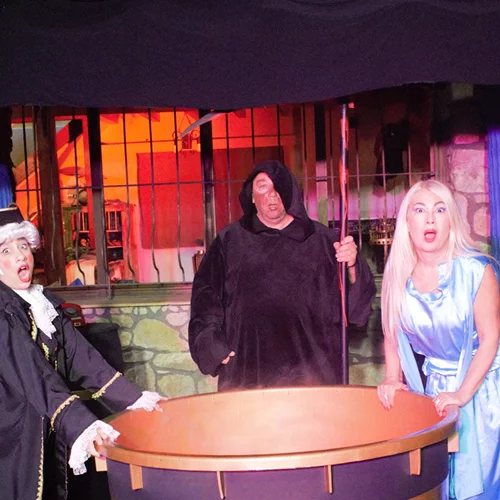 "Όλοι στα καζάνια σας": Η καυστική κωμωδία επιστρέφει δριμύτερη