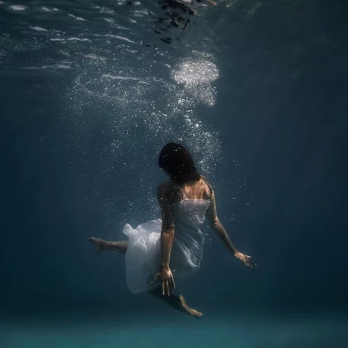 "Πλυν Πυρός": η πρώτη φωτογραφική έκθεση του Μιχαήλ Βαρθακούρη