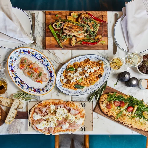 Κανείς δε στρώνει κυριακάτικο τραπέζι όπως το "Mercato" του "Four Seasons"