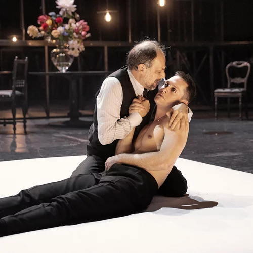 "Ταρτούφος ή ο υποκριτής" σαν αστικό δράμα: Είδαμε στο Παρίσι την παράσταση του Ίβο βαν Χόβε που έρχεται στο Φεστιβάλ Αθηνών