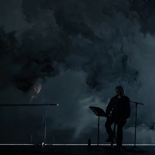 "Νέκυια": Επευφημίες, μα και δέος, για την κατάβαση του Γιάννη Αγγελάκα στον Κόσμο των Νεκρών