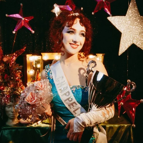 "Faces of Music": Οι Chappell Roan, Becky G και Victoria Monét πίσω από το glam