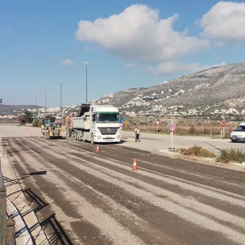 Σε εξέλιξη η αποκατάσταση παράπλευρων οδικών δικτύων των Εθνικών Οδών και της Αθηνών – Σουνίου