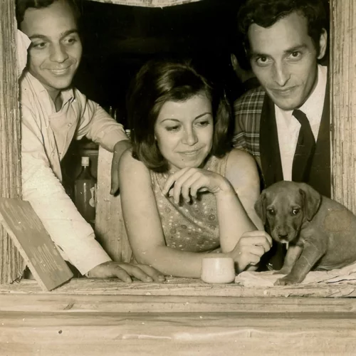 H Μαίρη Δαλάκου πειραματίζεται κρατώντας τα συναισθήματα και τις αλήθειες της