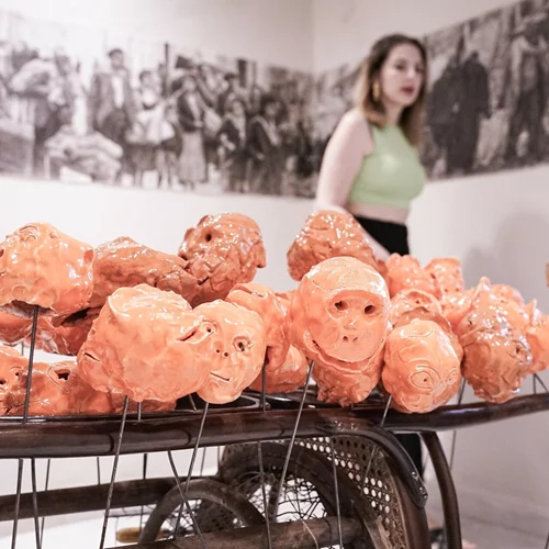 Cycladic Nexus: H έκθεση της Ίου που σε ταξιδεύει στον ελληνικό χωροχρόνο