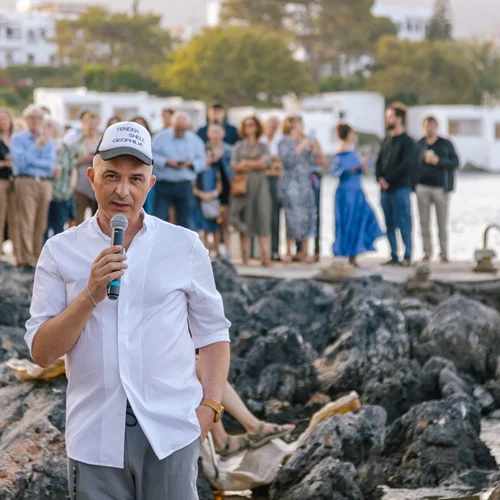 Σωτήρης Μπαχτσετζής: Μέσα από εκθεσιακές προτάσεις, σαν και αυτή του Βραβείου Τέχνης Ιδρύματος Γ. & Α. Μαμιδάκη, θέλουμε εμμέσως να επιστήσουμε την προσοχή στην "ερημοποίηση" των τουριστικών περιοχών