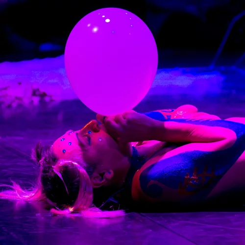 "Ιχθυολατρεία": Μια υβριδική performance μιλά για την έννοια του υδροφεμινισμού