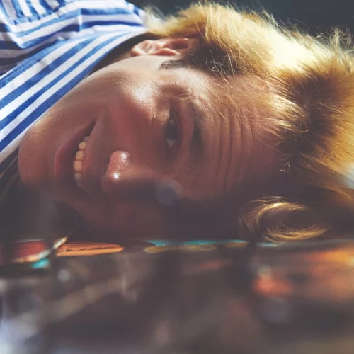 "Όταν μεγαλώσω, θα γίνω Νανά Μούσχουρη": Ο Μάνος Καρατζογιάννης υποδύεται ένα αγόρι με ένα όνειρο