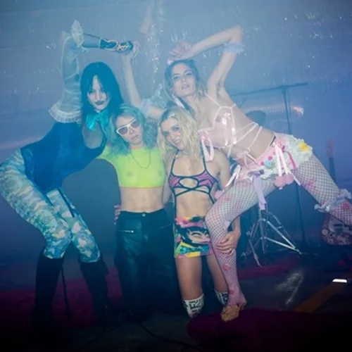 Stages A/Live: Οι cumgirl8 δημιουργούν ένα αναρχικό ροζ χάος στο Onassis Channel