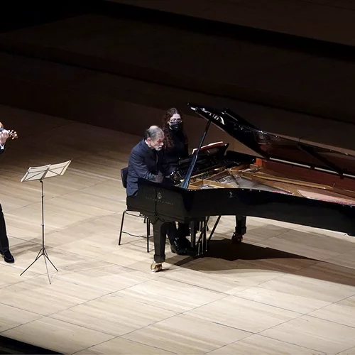 Η μαγεία του βιολιού: συγκλονιστικές εμφανίσεις Καβάκου και Μιντόρι στο Μέγαρο