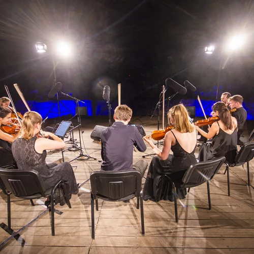 Το Samos Young Artists Festival επιστρέφει και εμείς μιλήσαμε με τους δύο ανθρώπους που κρύβονται πίσω από την φετινή διοργάνωση