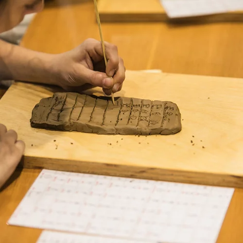 Φτιάξε το δικό σου πήλινο μυκηναϊκό tablet σε Γραμμική Β στο "Σπίτι του Αρχαιολόγου"