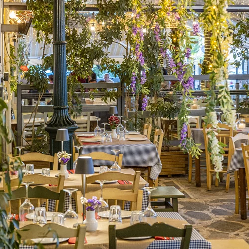 "Αμπιμπάγιο": Στη γαστροταβέρνα του Θησείου όλη τη Μεγάλη Εβδομάδα οι τράτες φέρνουν και η κουζίνα σολάρει!