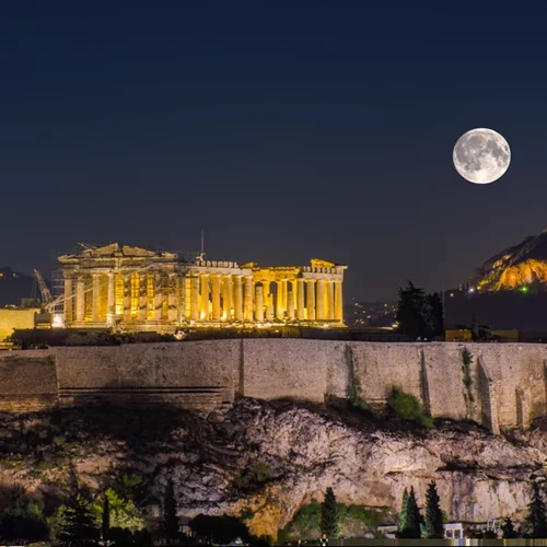 Τρεις λόφοι για να δεις την αποψινή Πανσέληνο της Φράουλας