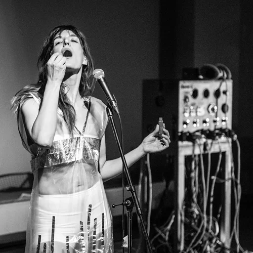 Η "Άβυσσος" της Ελεάνας Γεωργούλη: "Όταν είσαι γονιός ξαφνικά το τι θα συμβεί σε 50 χρόνια, σε αφορά τρομακτικά πολύ"