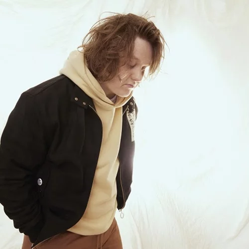 Lewis Capaldi: Eτοιμάζεται για την πρώτη του εμφάνιση στην Ελλάδα!