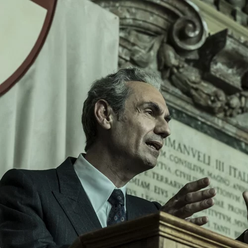 "Exterior Night": Η νέα πολιτική σειρά που βλέπουμε στο κανάλι της Βουλής