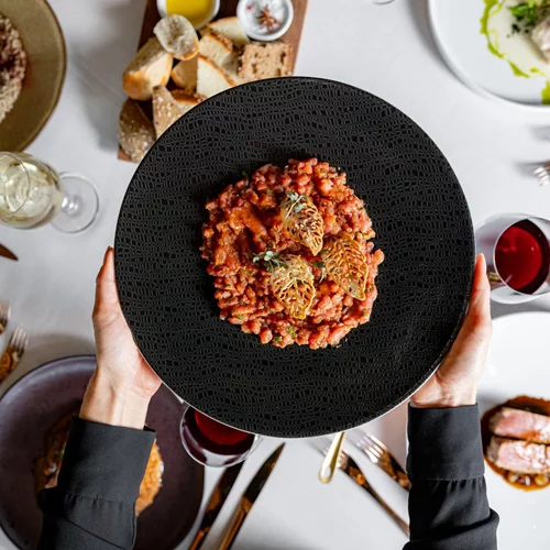 Σε έναν από τους ομορφότερους χώρους της Αθήνας σερβίρουν νέο μενού