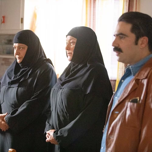 "Φόνοι στο καμπαναριό": Οι πρώτες φωτογραφίες από τα γυρίσματα της νέας κωμικής σειράς του Alpha