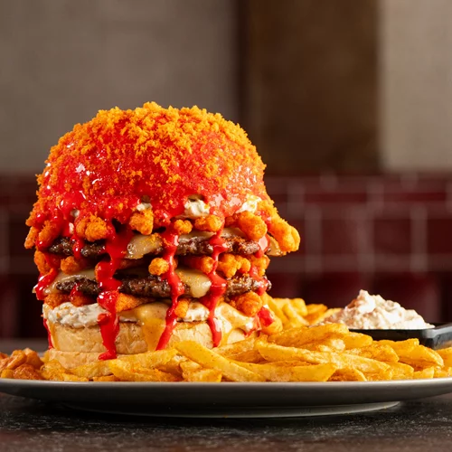 Λένε πως αυτό το υπερμπέργκερ είναι το πιο καυτό της πόλης