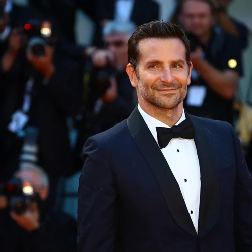 O Μπράντλεϊ Κούπερ πρωταγωνιστεί στο 'Bullitt' του Στίβεν Σπίλμπεργκ