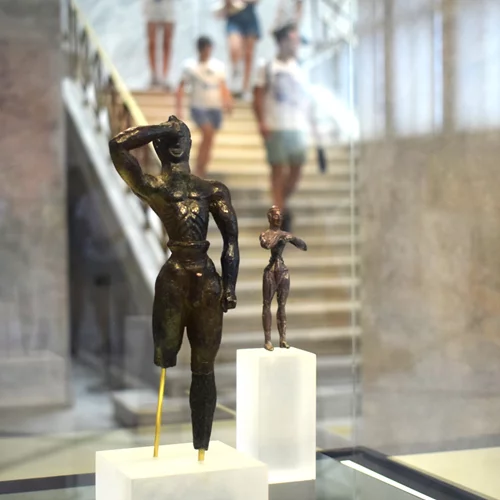 Το Εθνικό Αρχαιολογικό Μουσείο μάς αφηγείται την "παράξενη ιστορία ενός κούρου από την Κρήτη"