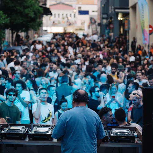 Η πόλη σε φεστιβαλικό πυρετό