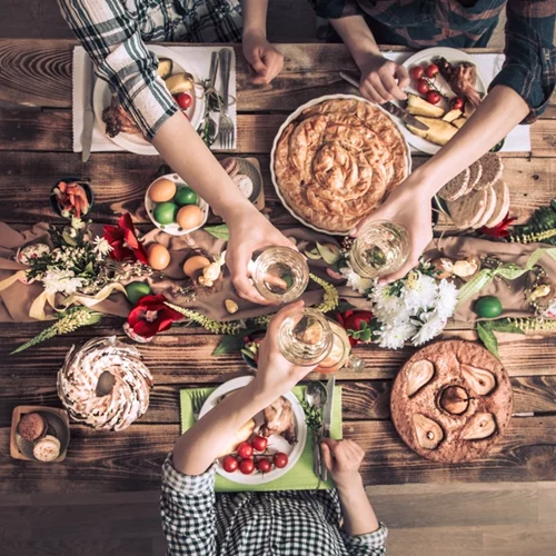 10 ελληνικά κρασιά για το Πάσχα και τα πιάτα με τα οποία θα τα ταιριάξετε