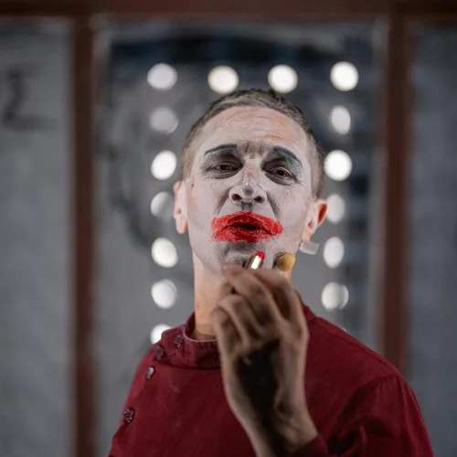 Ο Αιμίλιος Χειλάκης "Μόνος με τον Άμλετ" στο Δημοτικό Θέατρο Λυκαβηττού