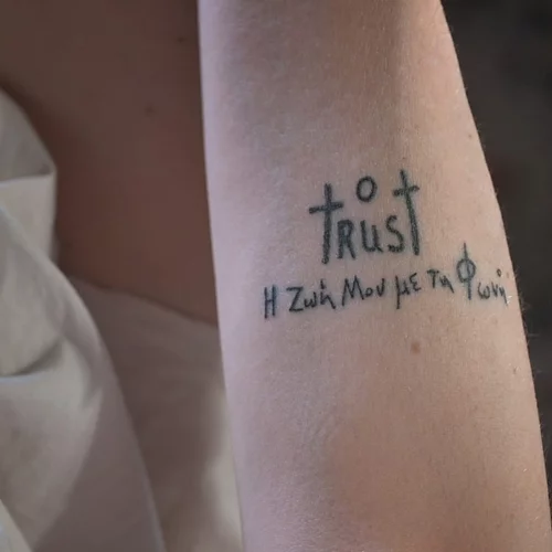 Η καλλιτέχνιδα Έλλη Γρίβα κάνει μια αναδρομή στη ζωή της