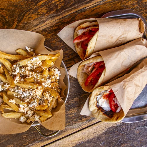 "Ευλόγησον": Όταν το σουβλάκι γίνεται τελετουργία