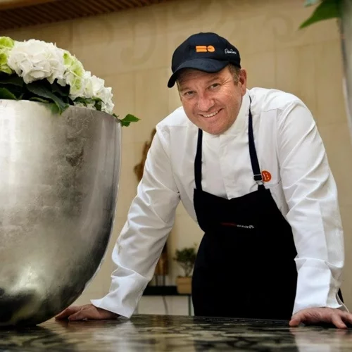 Σε πόσα εστιατόρια σε βρίσκουμε φέτος, Έκτορα Μποτρίνι;