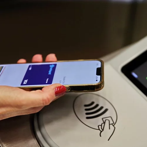 Ξεκίνησε η εφαρμογή του συστήματος ανέπαφων πληρωμών "tap2ride" για τις αστικές συγκοινωνίες