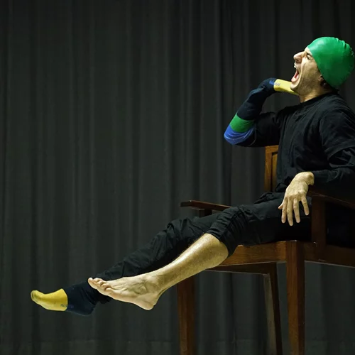 Ο χορευτής Νώντας Δημόπουλος ανοίγει την πόρτα του κρησφύγετου ενός νέου άνδρα