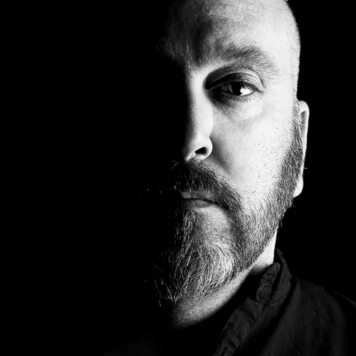 O Γιώργος Αλκαίος ερμηνεύει "Τα δικά μας τραγούδια" στο Θέατρο Πέτρας