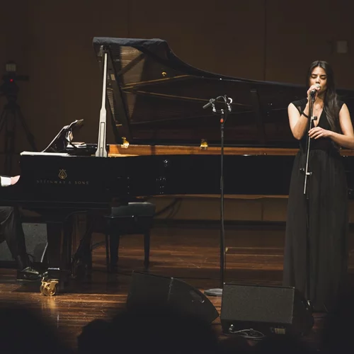 Στέφανος Κορκολής και Σοφία Μανουσάκη τιμούν τον Μίκη Θεοδωράκη στο Μέγαρο Μουσικής