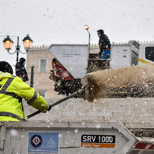 Πώς απαντάει ο Δήμος Αθηναίων στον χιονιά "Ελπίς": Οχήματα με αλατιέρες, θερμαινόμενες αίθουσες και επί τόπου παρεμβάσεις