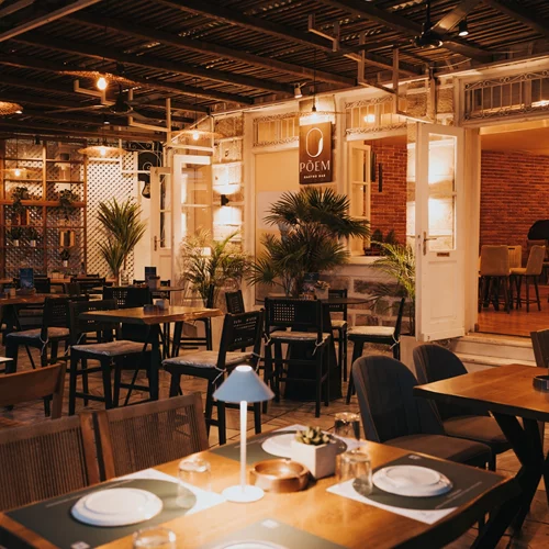 "Poem Gastro Bar", Σύρος: αξέχαστο brunch, αλλιώτικο comfort food, κοκτέιλ και all-day αλεγκρία στο νέο hot spot της Ερμούπολης