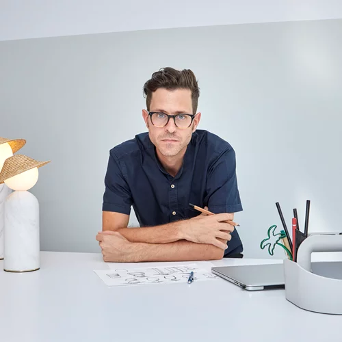 Αριστοτέλης Μπαράκος: "Μου αρέσει να διηγούμαι μια ιστορία μέσα από ένα αντικείμενο. Αν είναι αστεία, ακόμα καλύτερα"