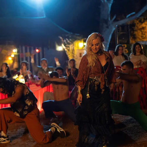 Η πολυαναμενόμενη "Κατάρα της Τζέλας Δελαφράγκα" έχει soundtrack και video clip