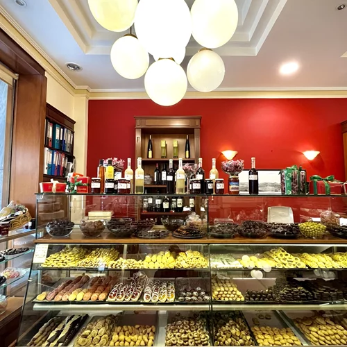 Ρετρό ιστορίες με έξτρα σαντιγί στα πιο κλασικά ζαχαροπλαστεία της Αθήνας