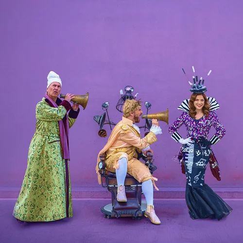 Η παράσταση "Σιωπή, ο βασιλιάς ακούει" ταξιδεύει