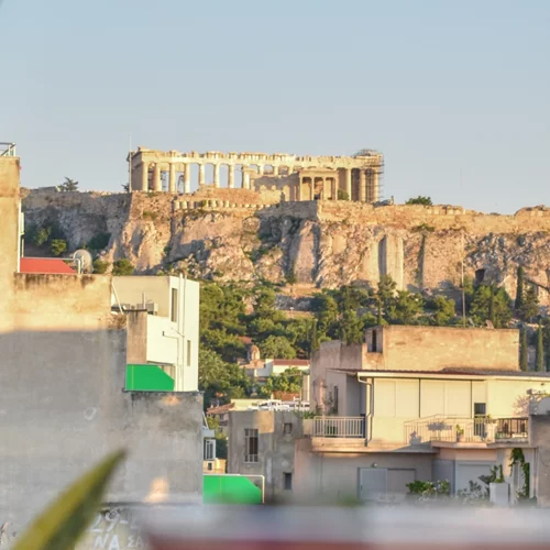 Στην καλλιτεχνίζουσα και ανανεωμένη ταράτσα του "The Artist RoofTop Bar & Restaurant"