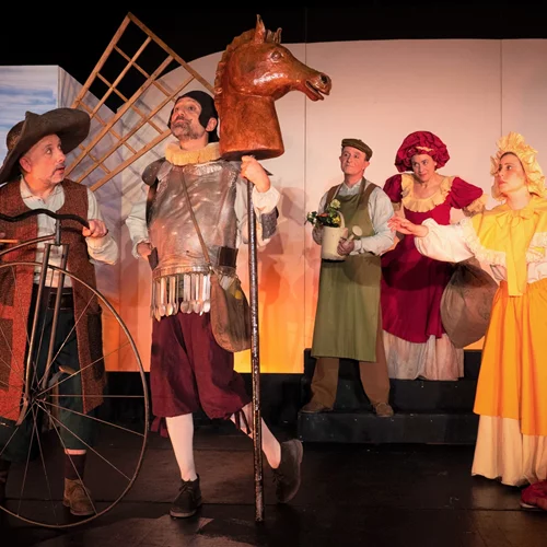 Τελευταίες παραστάσεις για το "Δον Κιχώτη" από τις Μαγικές Σβούρες στο Μικρό Χορν