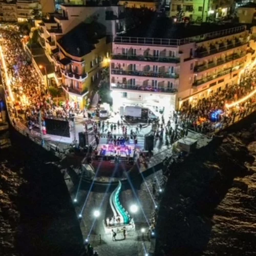 Ο Γιάννης Μπαξεβάνης ενορχηστρώνει και πάλι τα "Μαγειρέματα του Δρόμου" στον Άγιο Νικόλαο