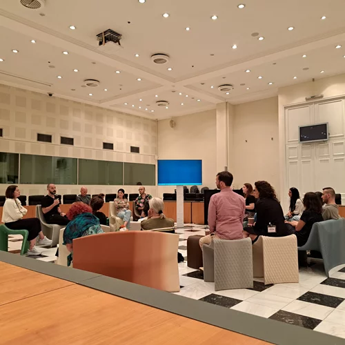 "Δηλαδή θα κάνουμε τέχνη μόνο για ξενοδοχεία;"