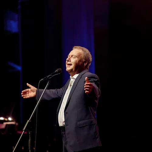 Ο Μανώλης Μητσιάς απαγγέλει Νίκο Γκάτσο στο Μέγαρο Μουσικής Αθηνών